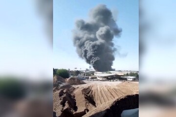 بالفيديو..اندلاع حريق هائل في مصنع للدرجات النارية في مشهد