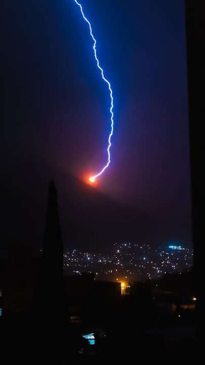 تصویری از اصابت صاعقه به سفیدکوه خرمآباد