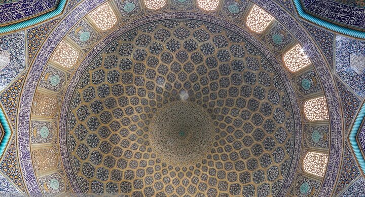 مسجد شیخ لطفالله مزین به کتیبه های ثلث علیرضا عباسی