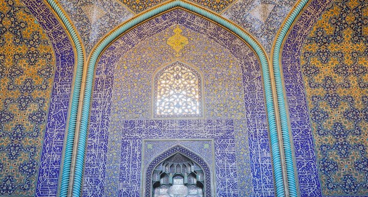 مسجد شیخ لطف‌الله مزین به کتیبه های ثلث علیرضا عباسی