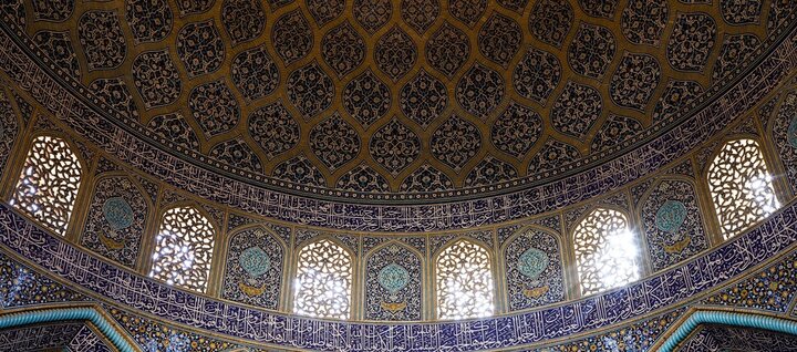 مسجد شیخ لطفالله مزین به کتیبه های ثلث علیرضا عباسی