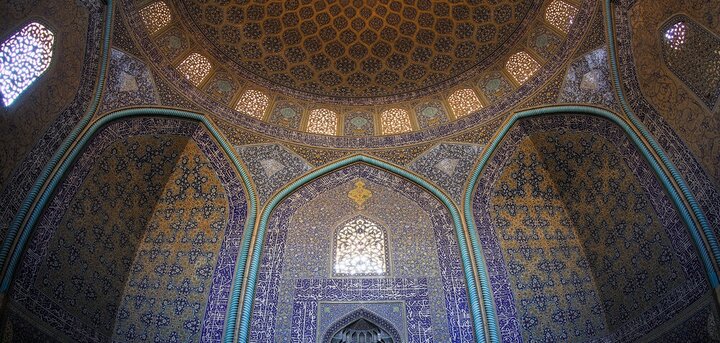 مسجد شیخ لطف‌الله مزین به کتیبه های ثلث علیرضا عباسی