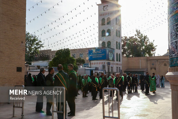 گلباران حرم حضرت سید علاالدین حسین بن موسی الکاظم(ع) در شیراز