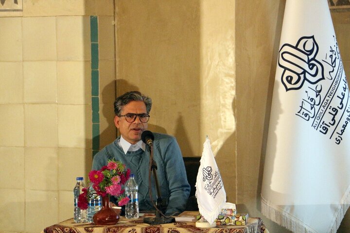 مسجد شیخ لطفالله مزین به کتیبه های ثلث علیرضا عباسی