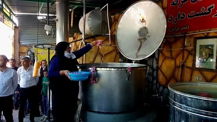 آئین سنتی گلابگیری نذر امام رضا(ع) در مشهد 