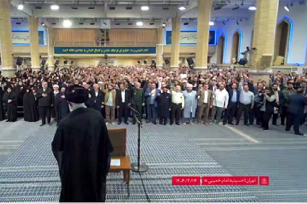 لحظة دخول قائد الثورة إلى حسينية الإمام الخميني (رض) ولقائه مع وكلاء الحج