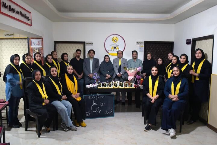 معلمان کودکان ناشنوا در سنندج تجلیل شدند