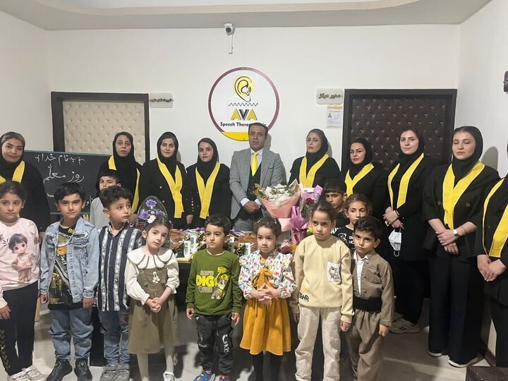 معلمان کودکان ناشنوا در سنندج تجلیل شدند