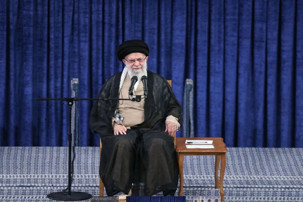 قائد الثورة الاسلامية: اجتماع الحج يصب في مصلحة الناس ولا مصلحة للمسلمين تعلو وحدتهم