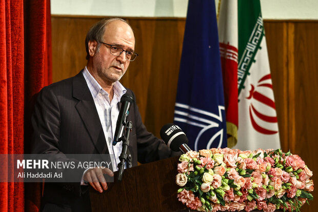 محمدمهدی احمدی مشاور عالی وزیر فرهنگ و مدیرکل حوزه وزارتی در مراسم پاسداشت روز معلم در هنرستان موسیقی دختران