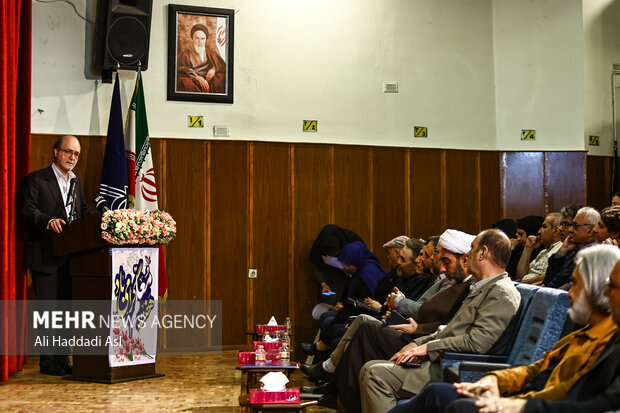 محمدمهدی احمدی مشاور عالی وزیر فرهنگ و مدیرکل حوزه وزارتی در مراسم پاسداشت روز معلم در هنرستان موسیقی دختران
