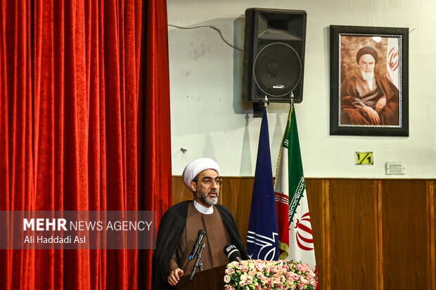 حجت الاسلام سین ملکی مدیرکل فرهنگ و ارشاد اسلامی استان تهران در مراسم پاسداشت روز معلم در هنرستان موسیقی دختران