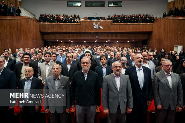 دیدار رییس جمهور با فرهنگیان و دانشجو معلمان
