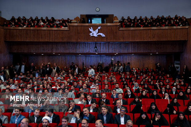 دیدار رییس جمهور با فرهنگیان و دانشجو معلمان