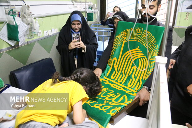 عیادت خادمان رضوی از بیماران کرمانشاهی