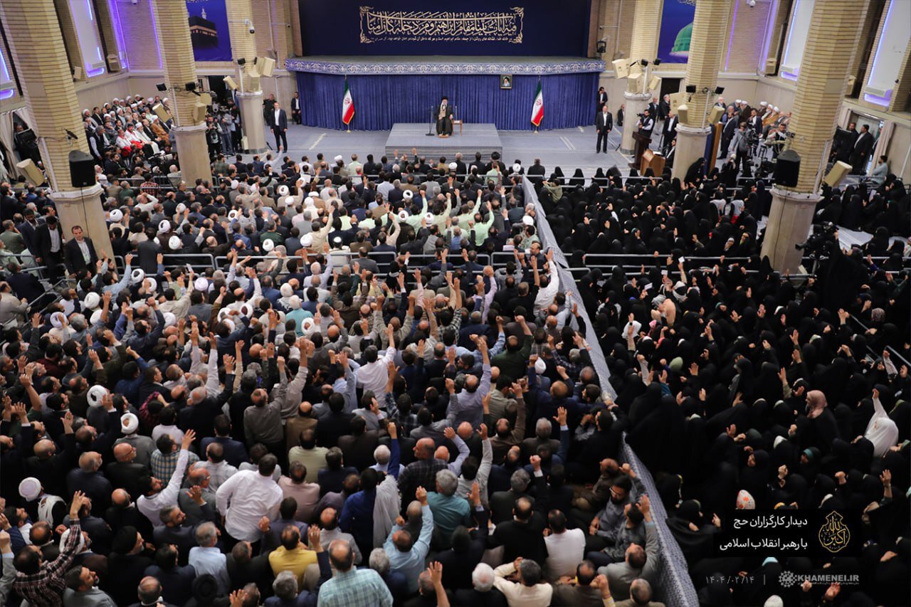 Pilgrims gather in favour of Muslim nations and leaders
