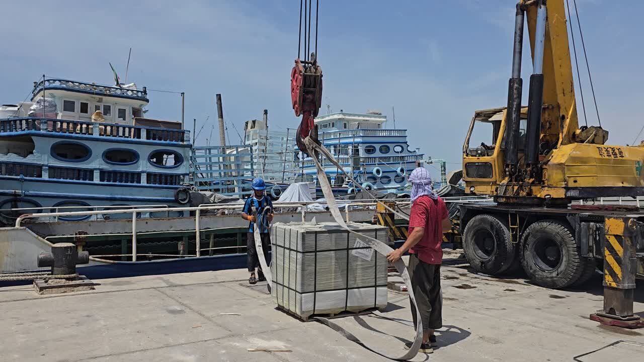 بارگیری ۱۸۰۰ تن کالا از کنگان به مقصد قطر