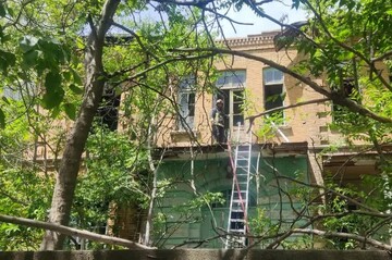 آتش سوزی گسترده ساختمان متروکه قدیمی در خیابان سعدی کرمانشاه