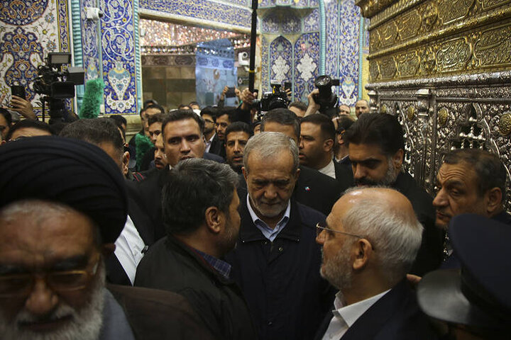 Pezeşkiyan'dan Hz. Masume'nin (s.a) kutsal türbesine ziyaret Pezeşkiyan'dan Hz. Masume'nin (s.a) kutsal türbesine ziyaret