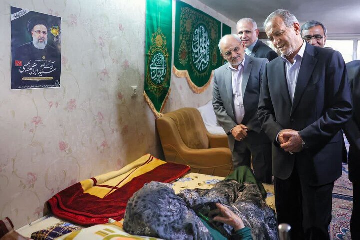 حضور پزشکیان در منزل مادر شهید آیتالله رئیسی حضور پزشکیان در منزل مادر شهید آیتالله رئیسی