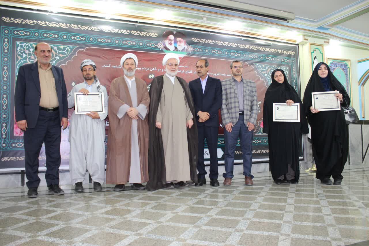 تجلیل از مقام معلم و اعطای مدارک به طلاب ممتاز در کردستان