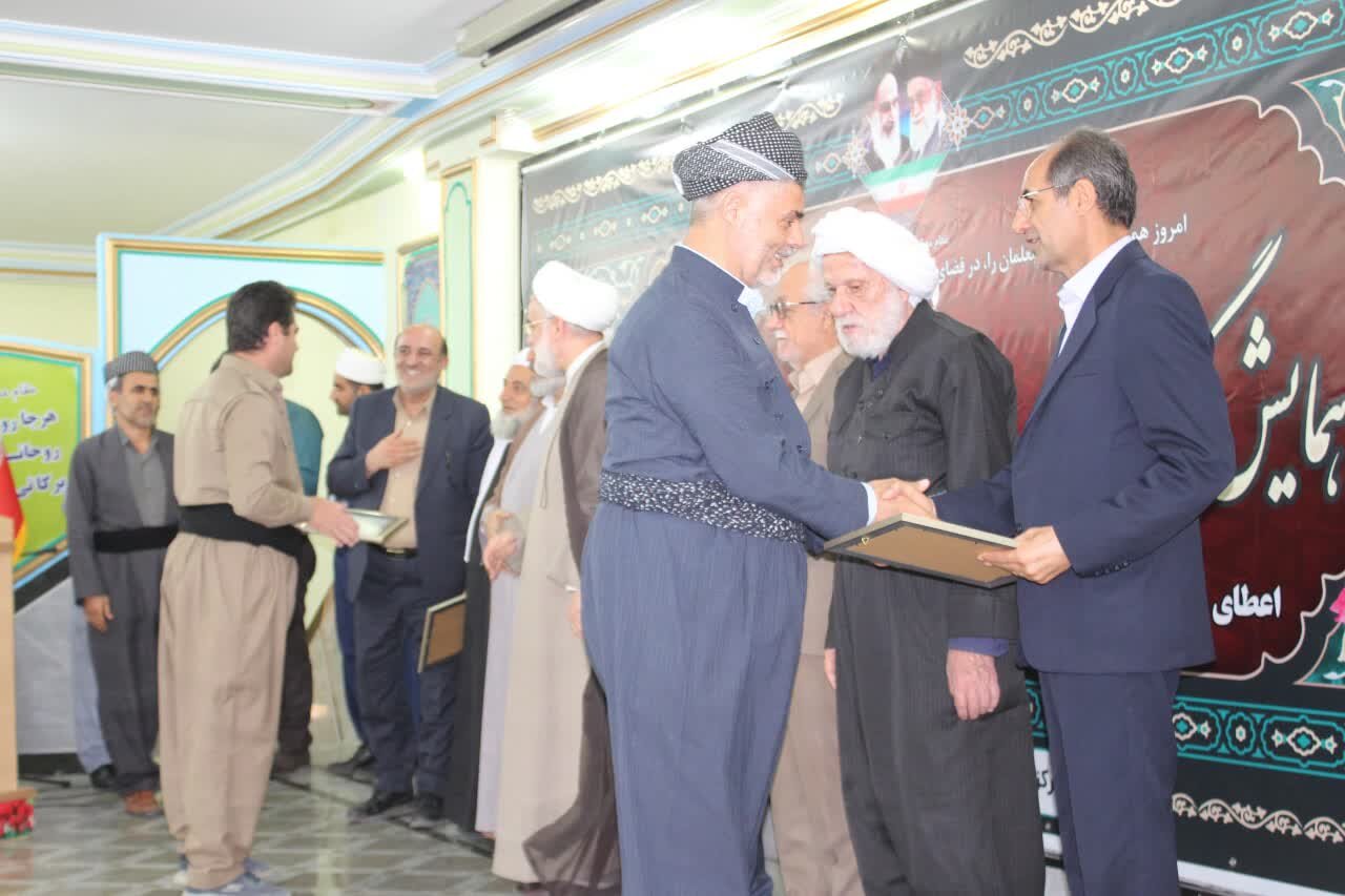 تجلیل از مقام معلم و اعطای مدارک به طلاب ممتاز در کردستان