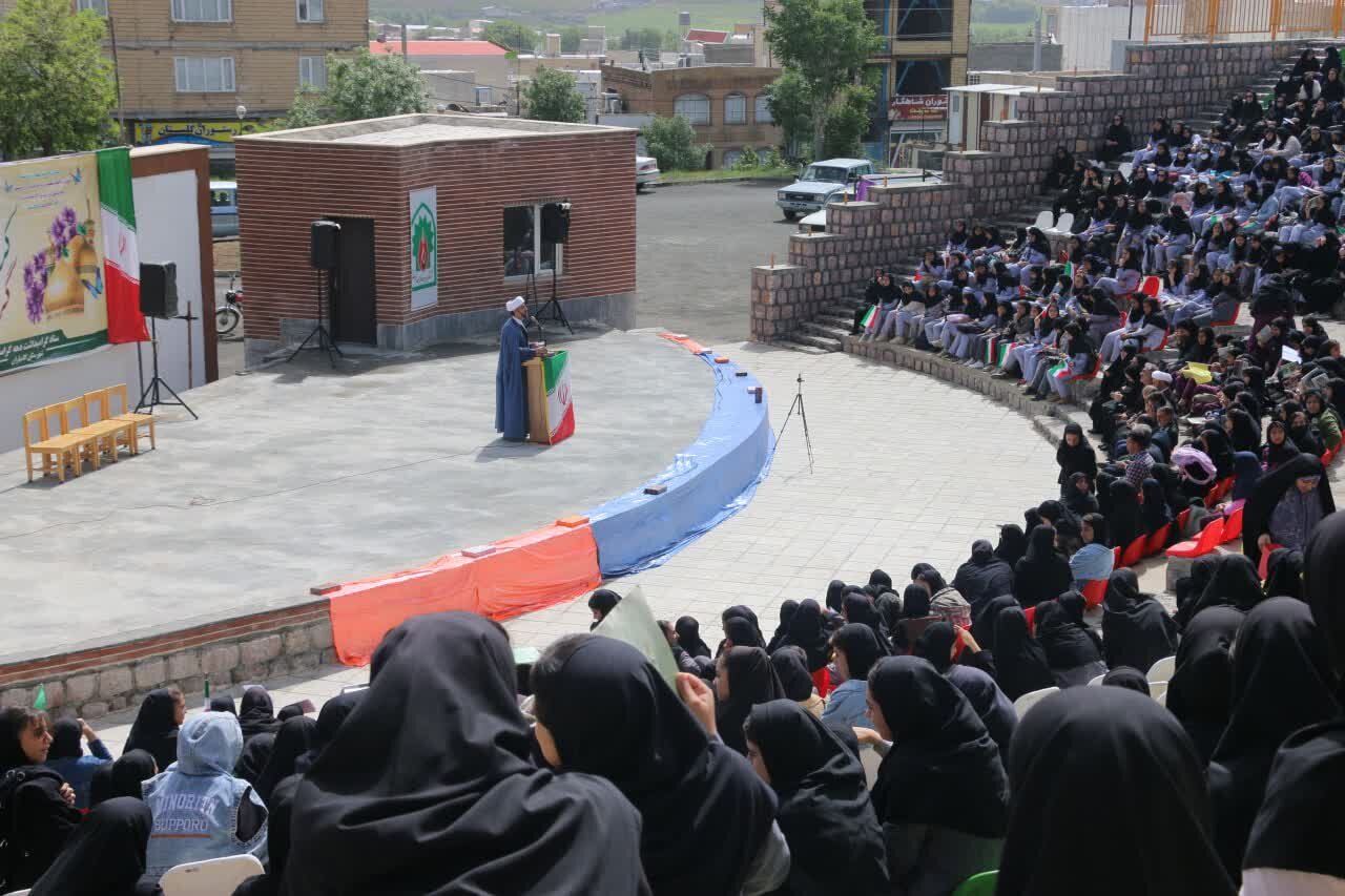 جشنی باشکوه روز دختر در کامیاران برگزار شد