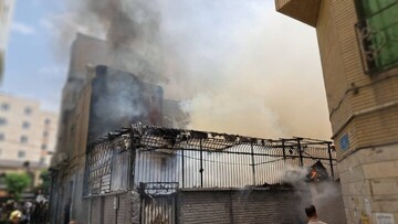 بالفيديو..حريق هائل يندلع في مستودع بشارع مولوي بطهران