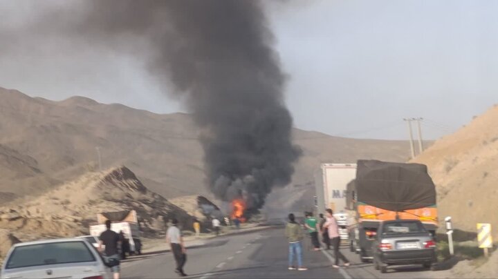 واژگونی تانکر مازوت در سمنان برای لحظاتی جاده را مسدود کرد