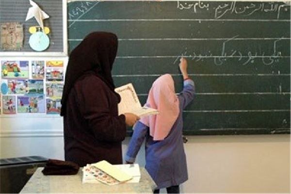 توجه همزمان به سه ضلع آموزش؛ رمز موفقیت معلم نمونه نیشابوری