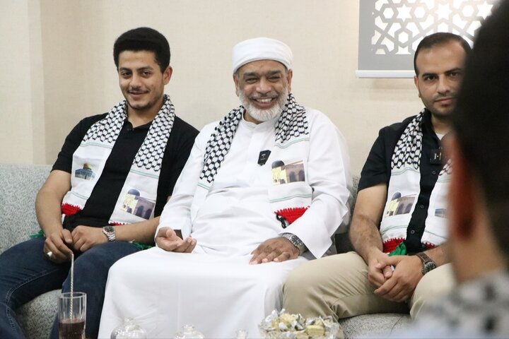 دیدار اهالی غزه با امام جمعه اهل سنت بندرعباس و ابراز همدردی با مردم