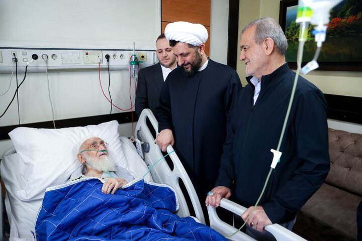 عیادت رئیس جمهور از آیت‌الله‌العظمی نوری همدانی
