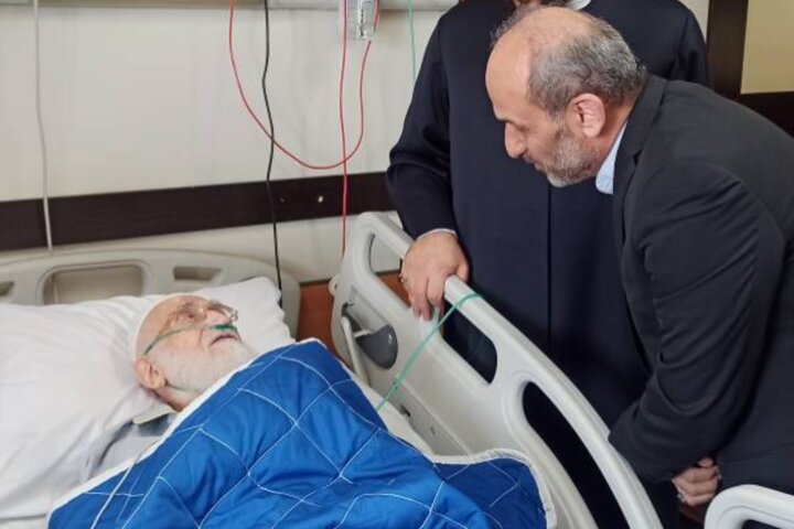 رئیس صداوسیما از آیتالله نوری همدانی عیادت کرد