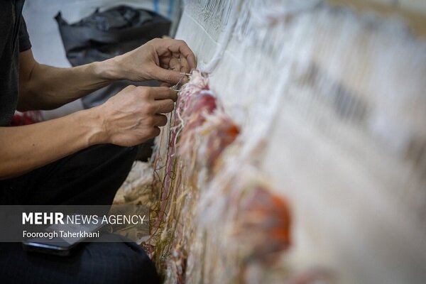 فرش بافی هنر کهن و دیرینه زنان سیستان؛ گره های امید در دل خشکسالی