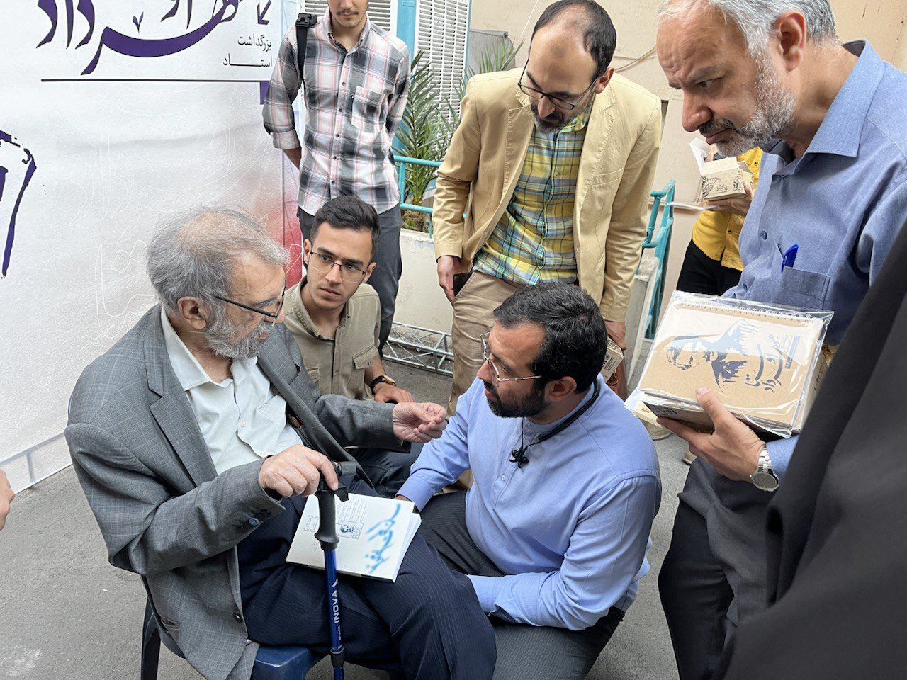 در معرفی اوستا کمکاری کردهایم؛ رونمایی از تمبر اختصاصی مهرداد اوستا