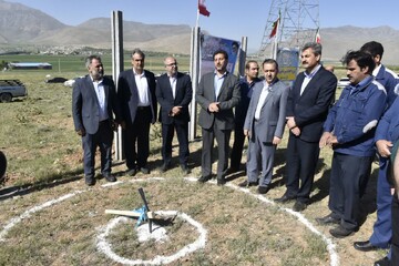 عملیات اجرایی احداث نیروگاه خورشیدی ۵ مگاواتی در شازند آغاز شد