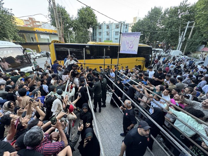 ورود تیم پرسپولیس به خرمآباد در میان استقبال هواداران+ عکس