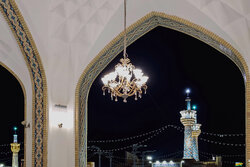 رجزخوانی مداح مشهدی در جوار بارگاه مطهر امام رضا(ع)