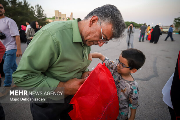 «طوفان فانوس‌ها» در یزد