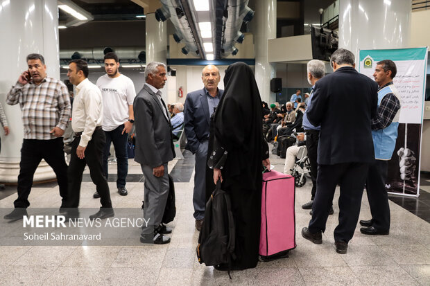 بدرقه زائران حج تمتع از فرودگاه بین‌المللی مشهد