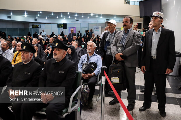بدرقه زائران حج تمتع از فرودگاه بین‌المللی مشهد