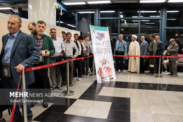 بدرقه زائران حج تمتع از فرودگاه بین‌المللی مشهد