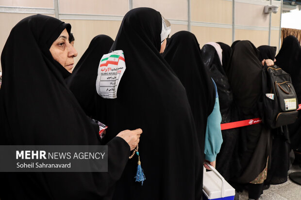 بدرقه زائران حج تمتع از فرودگاه بین‌المللی مشهد