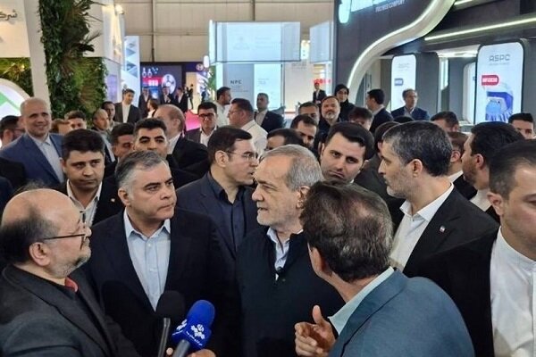 الرئيس الإيراني يقوم بجولة في المعرض الدولي للنفط والغاز والبتروكيماويات