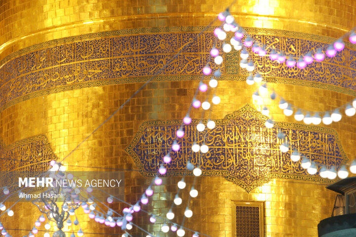 تعویض پرچم گنبد مطهر امام رضا(ع)