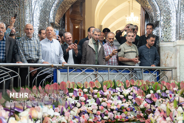 گل آرایی ضریح مطهر امام رضا (ع)