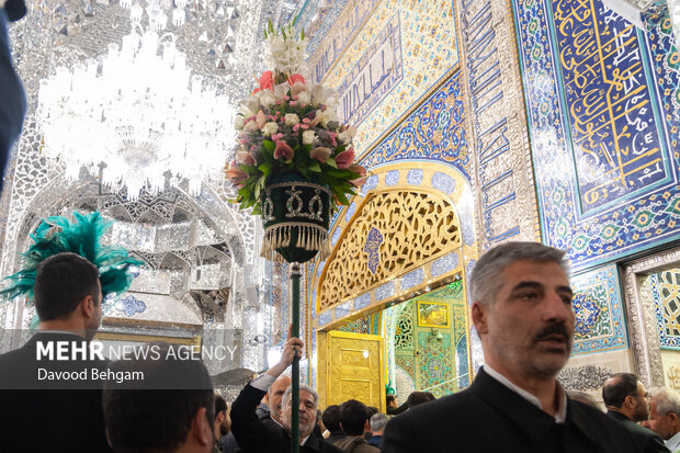 گل آرایی ضریح مطهر امام رضا (ع)