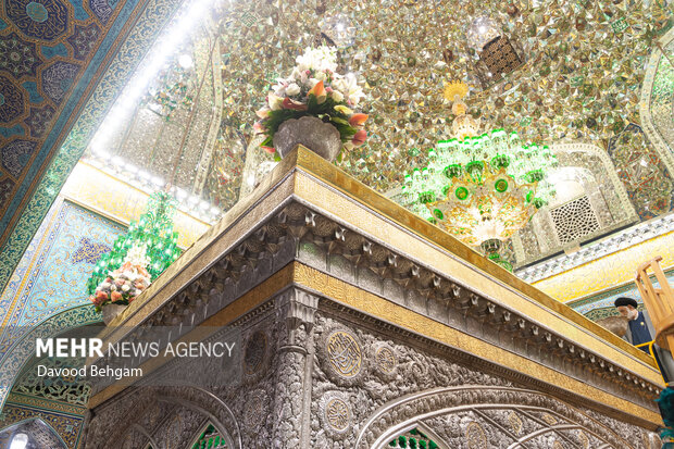 گل آرایی ضریح مطهر امام رضا (ع)
