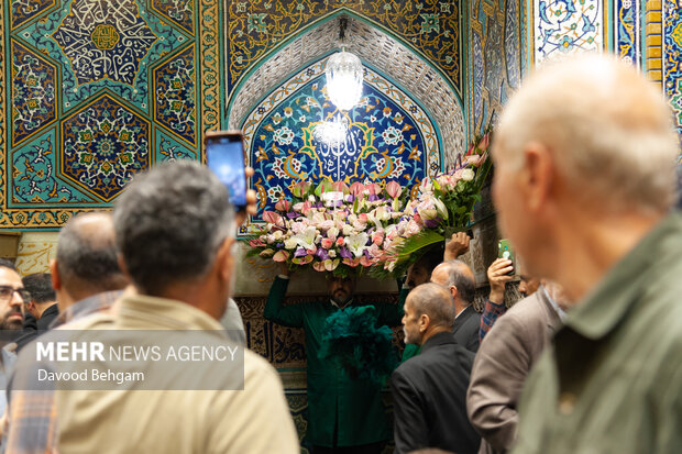 İmam Rıza'nın (a.s) türbesi çiçeklerle süslendi İmam Rıza'nın (a.s) türbesi çiçeklerle süslendi