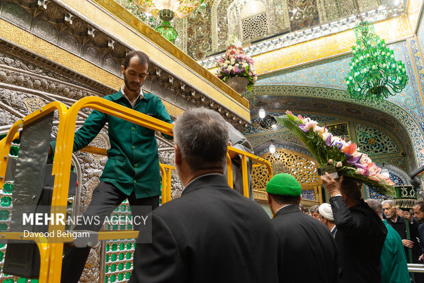 تزيين حرم الامام الرضا عليه السلام بالورد